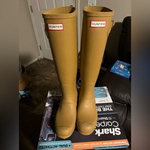 NWOT never worn. My loss your gain. Size 8 BRAND NEW! Color is a golden yellow